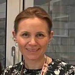 En person som smiler til kameraet