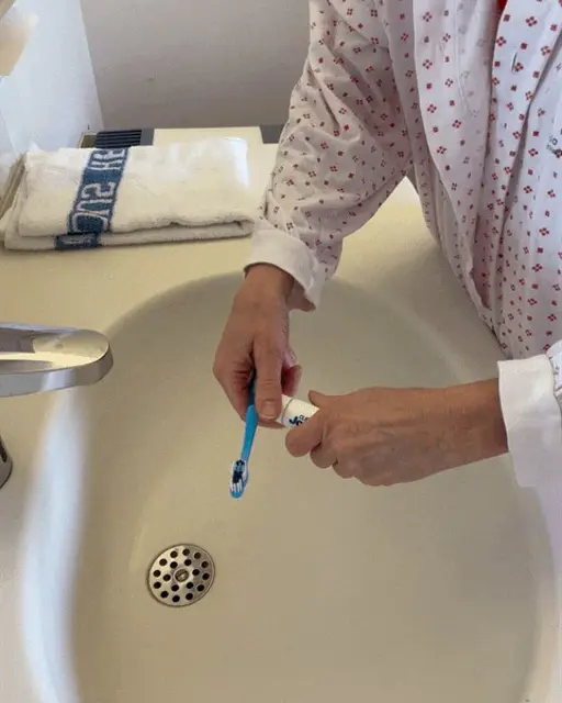 En person som pusser tennene