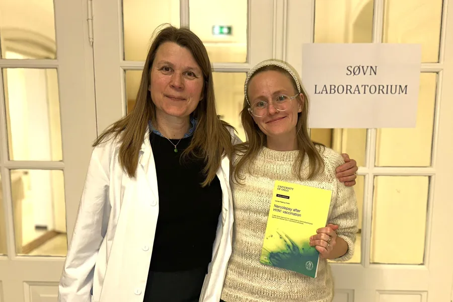 Stine og Louise med avhandlingen