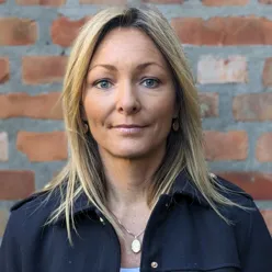 En kvinne med langt hår