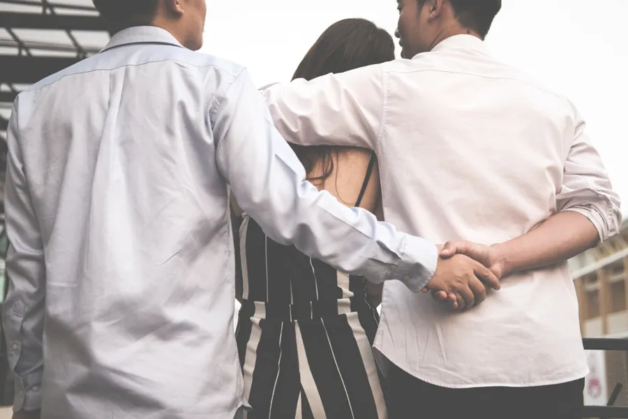 En gruppe mennesker i hvite skjorter