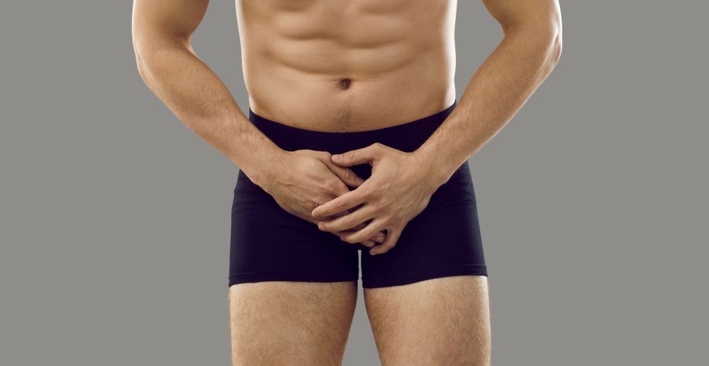 En person i blå drakt med hendene på hoftene