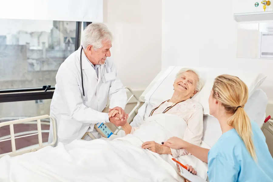 En lege som tar seg av en pasient