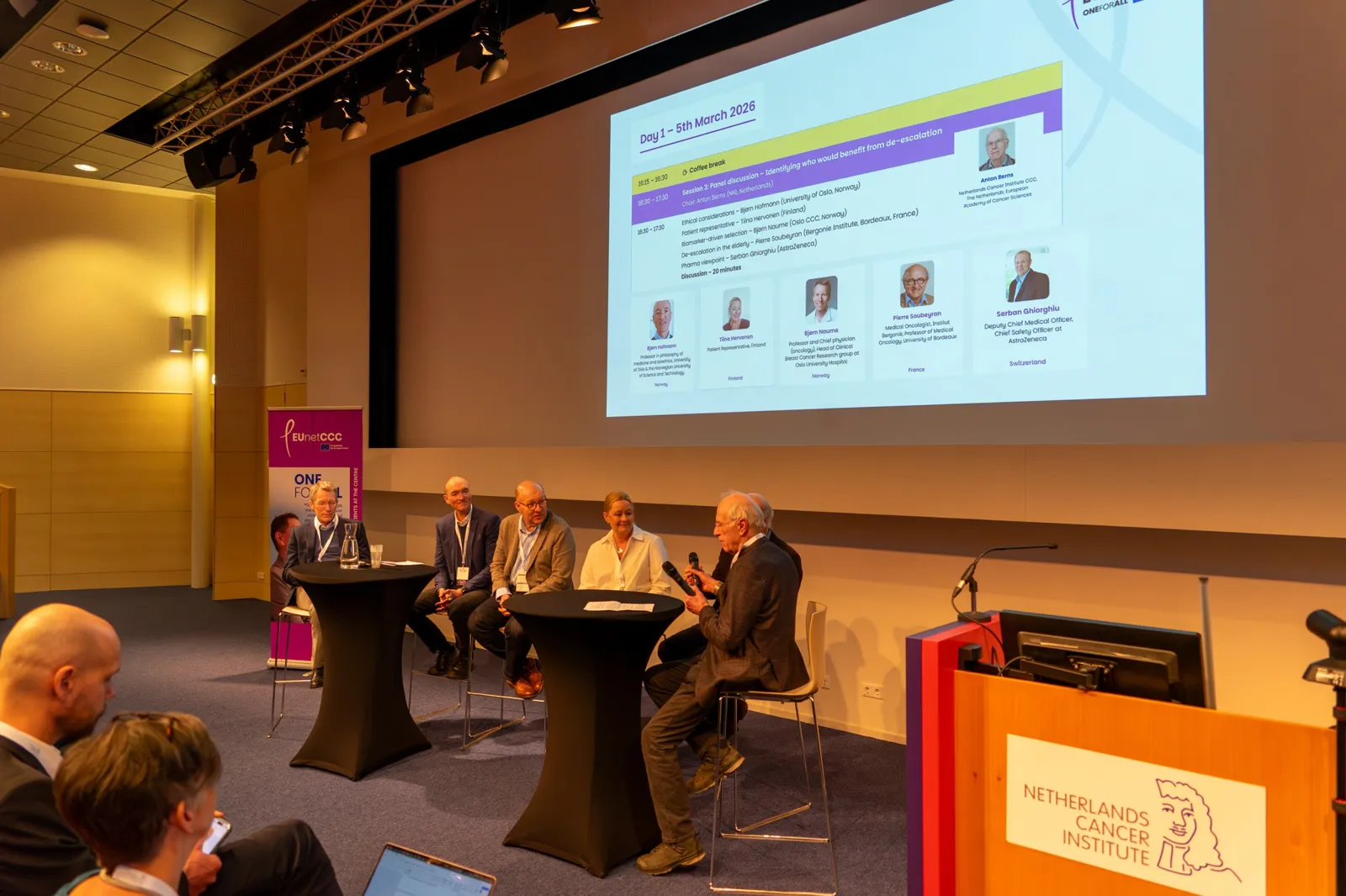 Paneldebatt.  Bjørn Naume (Oslo universitetssykehus), Bjørn Hofmann (Oslo universitetssykehus), Serban Ghiorghiu (AstraZeneca), Tiina Hervonen (pasientrepresentant fra Finland) og Anton Berns (Det nederlandske kreftinstitutt). Skjult bak Anton Berns sitter Pierre Soubeyran fra Frankrikes Bergonie Institute.
