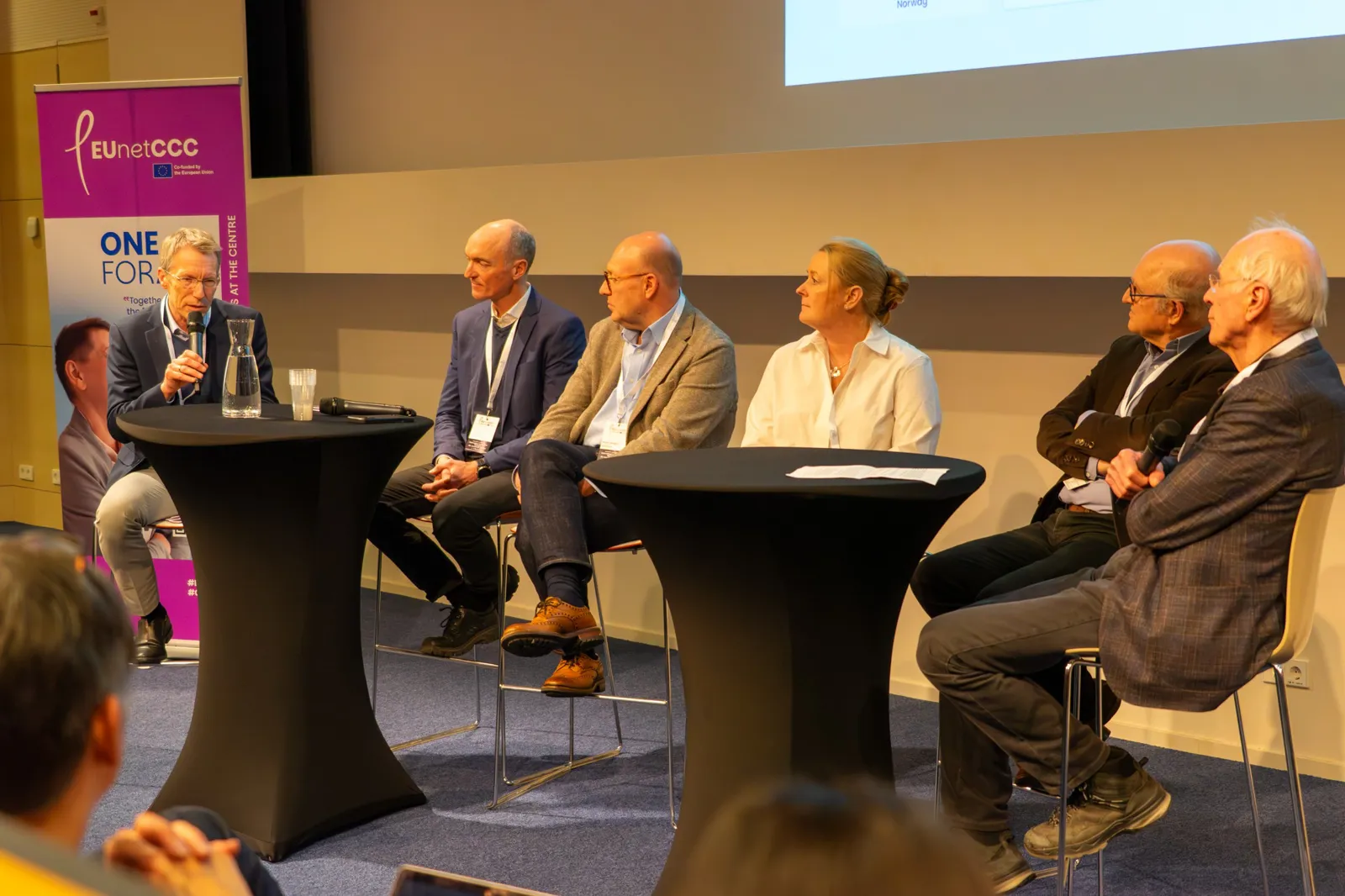 Paneldebatt. Bjørn Naume (Oslo universitetssykehus), Bjørn Hofmann (Oslo universitetssykehus), Serban Ghiorghiu (AstraZeneca), Tiina Hervonen (pasientrepresentant fra Finland), Pierre Soubeyran (Bergonie Institute) og Anton Berns (Det nederlandske kreftinstitutt).