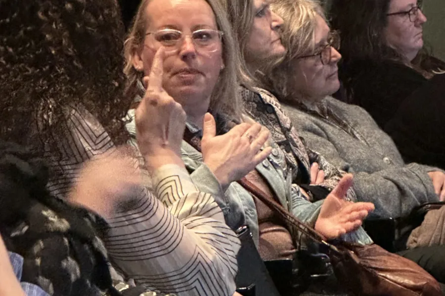 En gruppe mennesker som sitter sammen