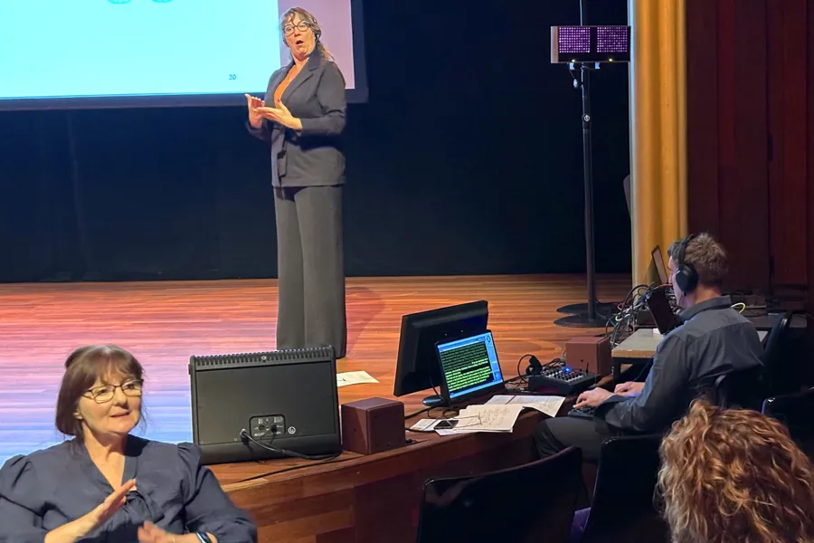 En person som holder en presentasjon