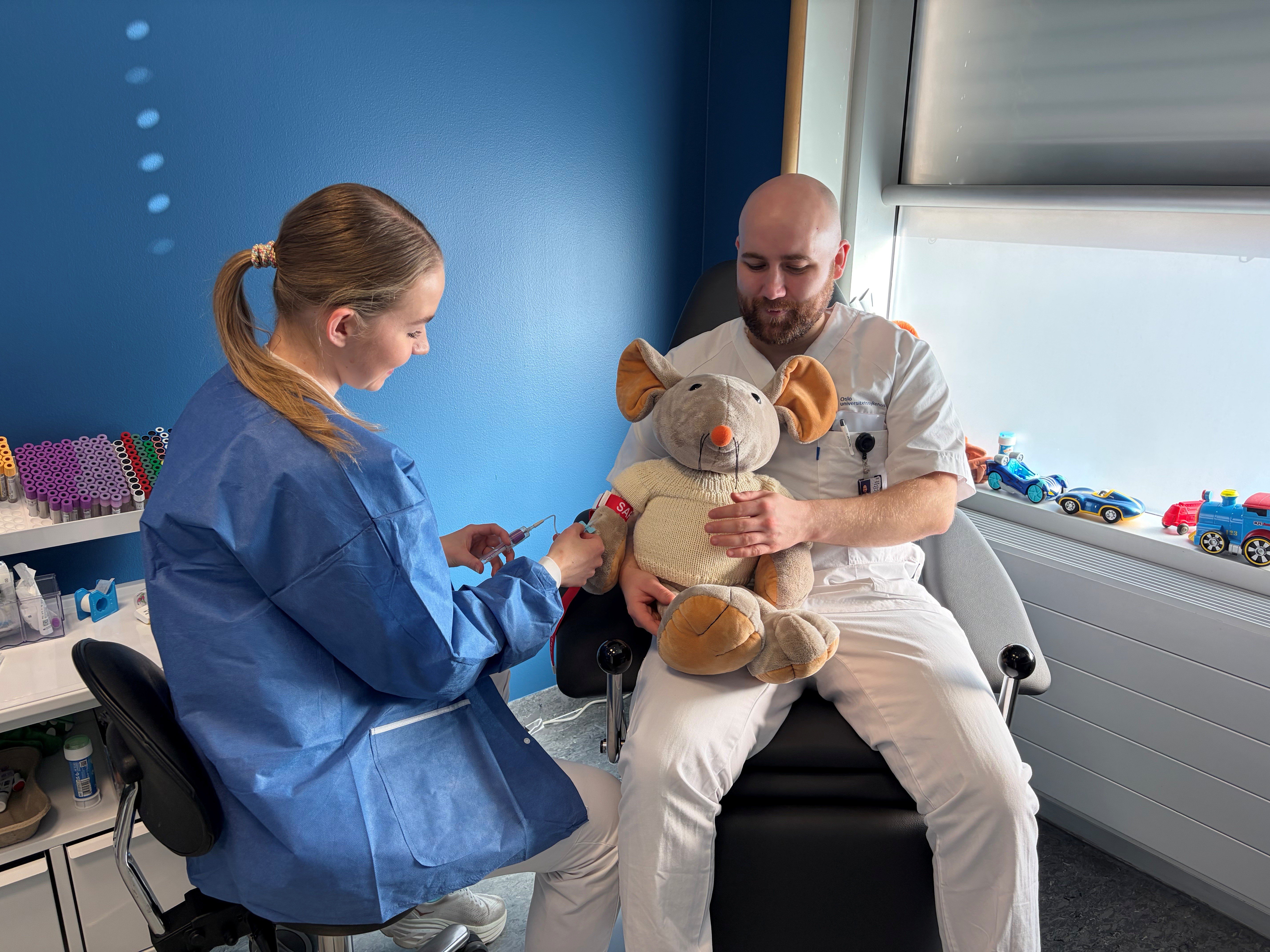 bamsen rasmus får tatt blodprøve av seg