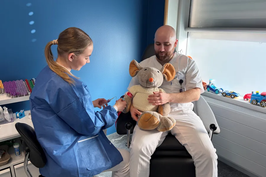 bamsen rasmus får tatt blodprøve av seg