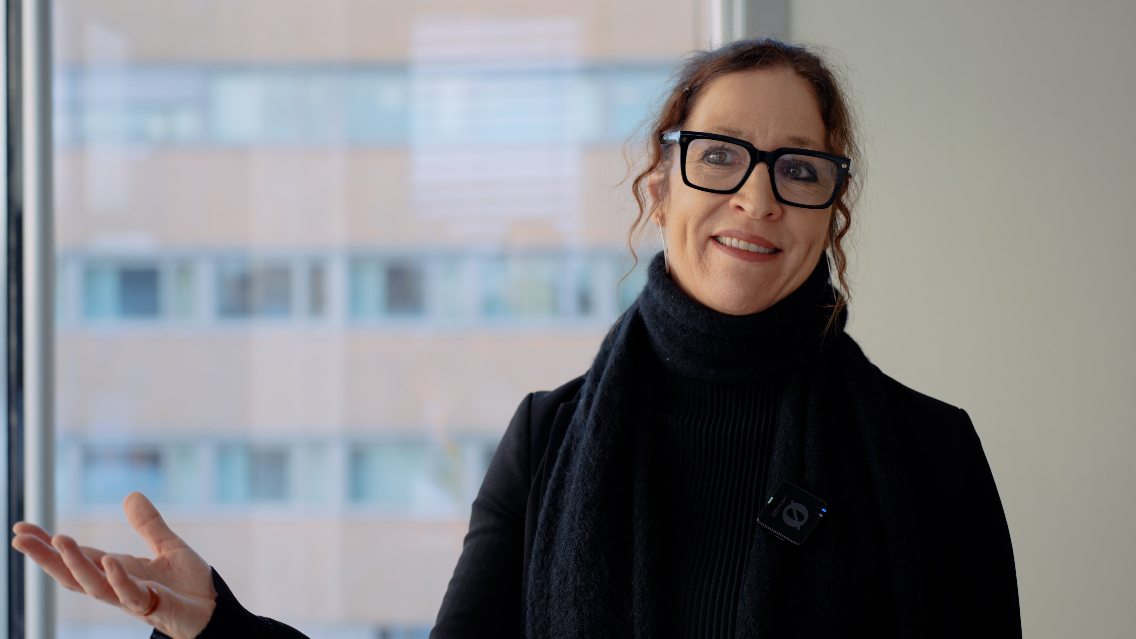 En person med briller