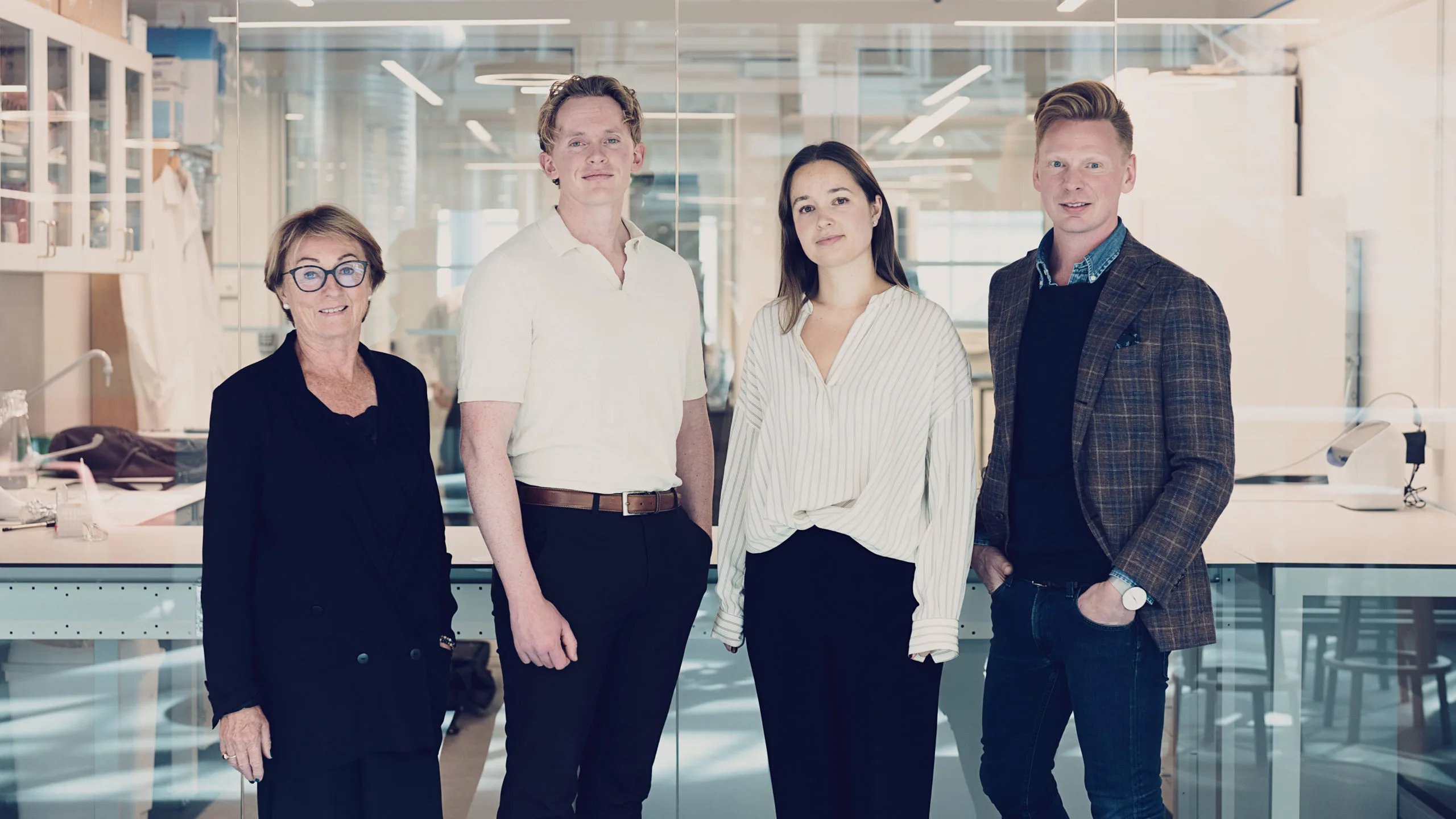 En gruppe mennesker som poserer for et bilde