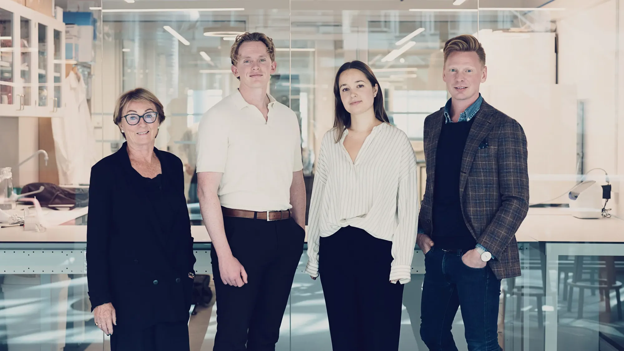 En gruppe mennesker som poserer for et bilde