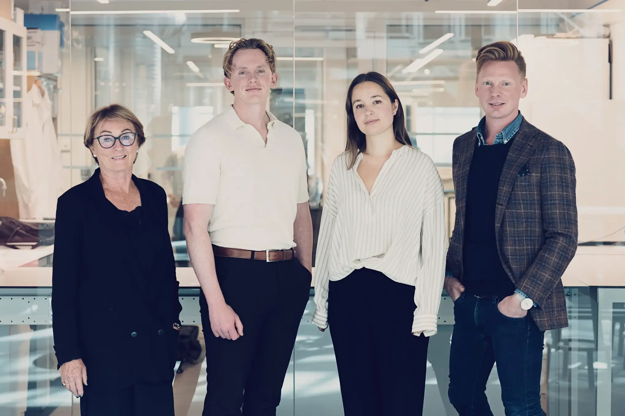 En gruppe mennesker som poserer for et bilde