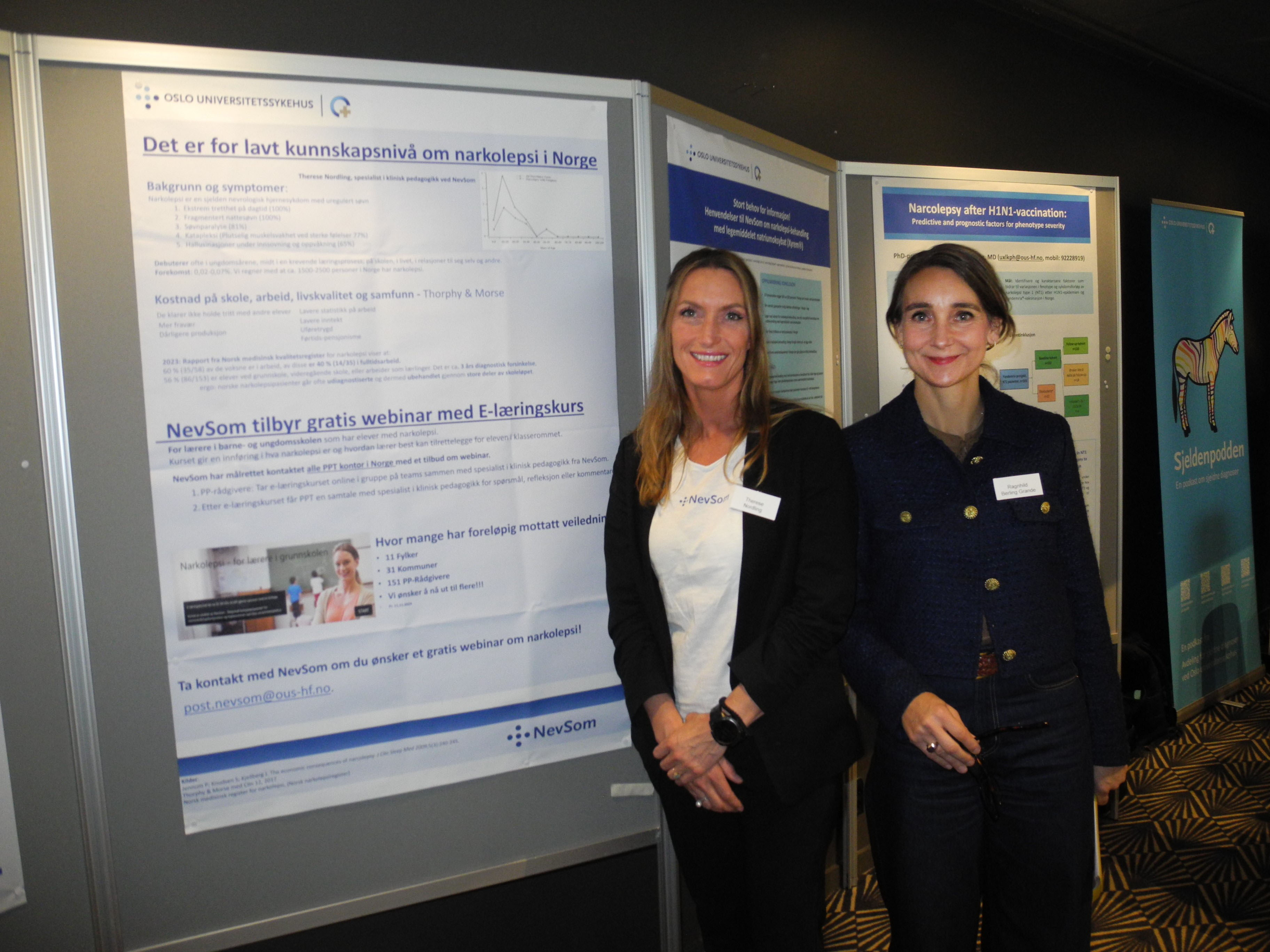 Kvinner som står ved siden av en plakat