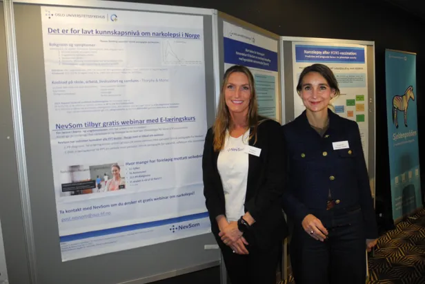 Kvinner som står ved siden av en plakat