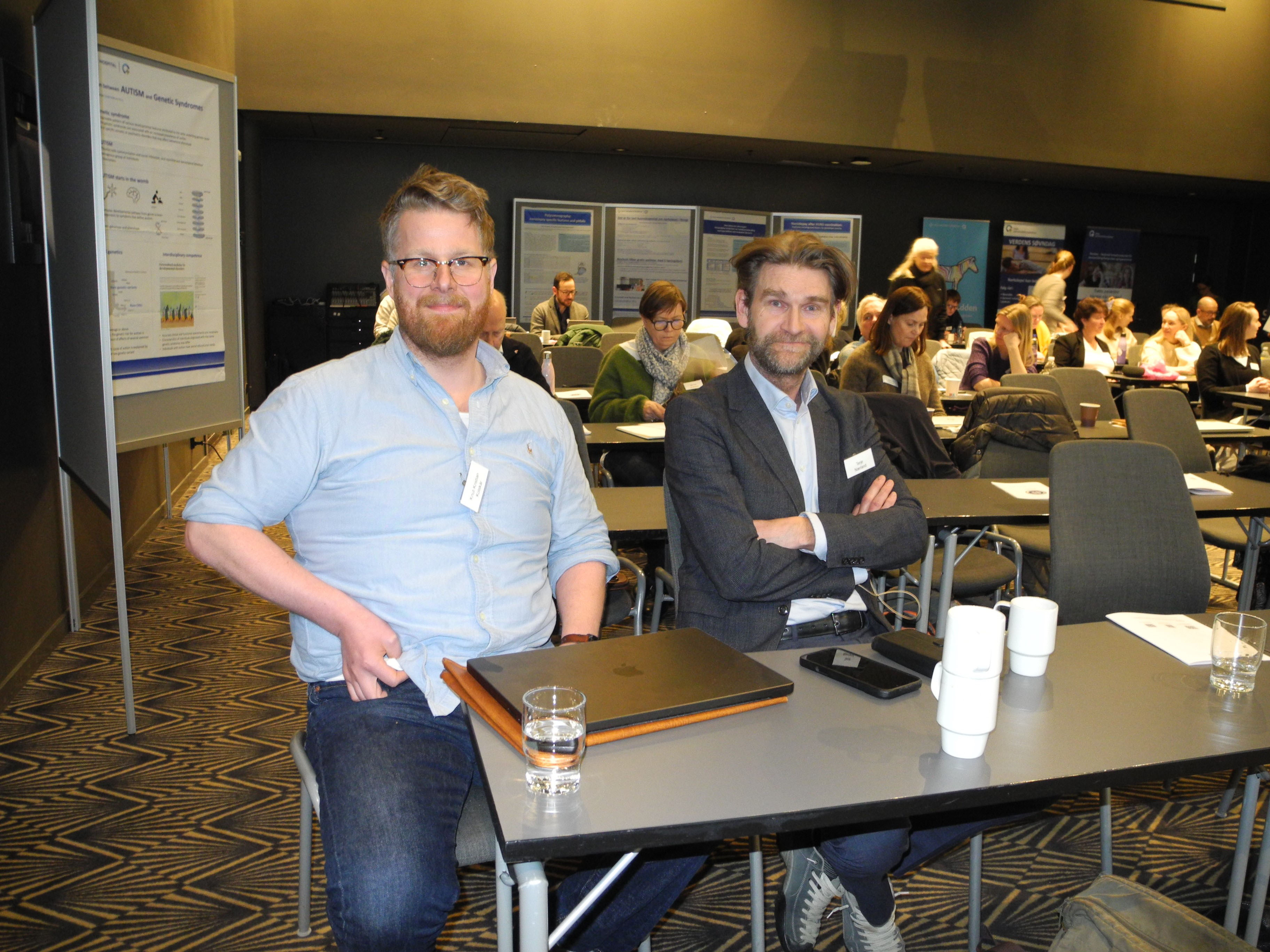 Menn som sitter ved et bord