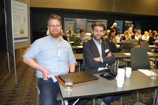 Menn som sitter ved et bord