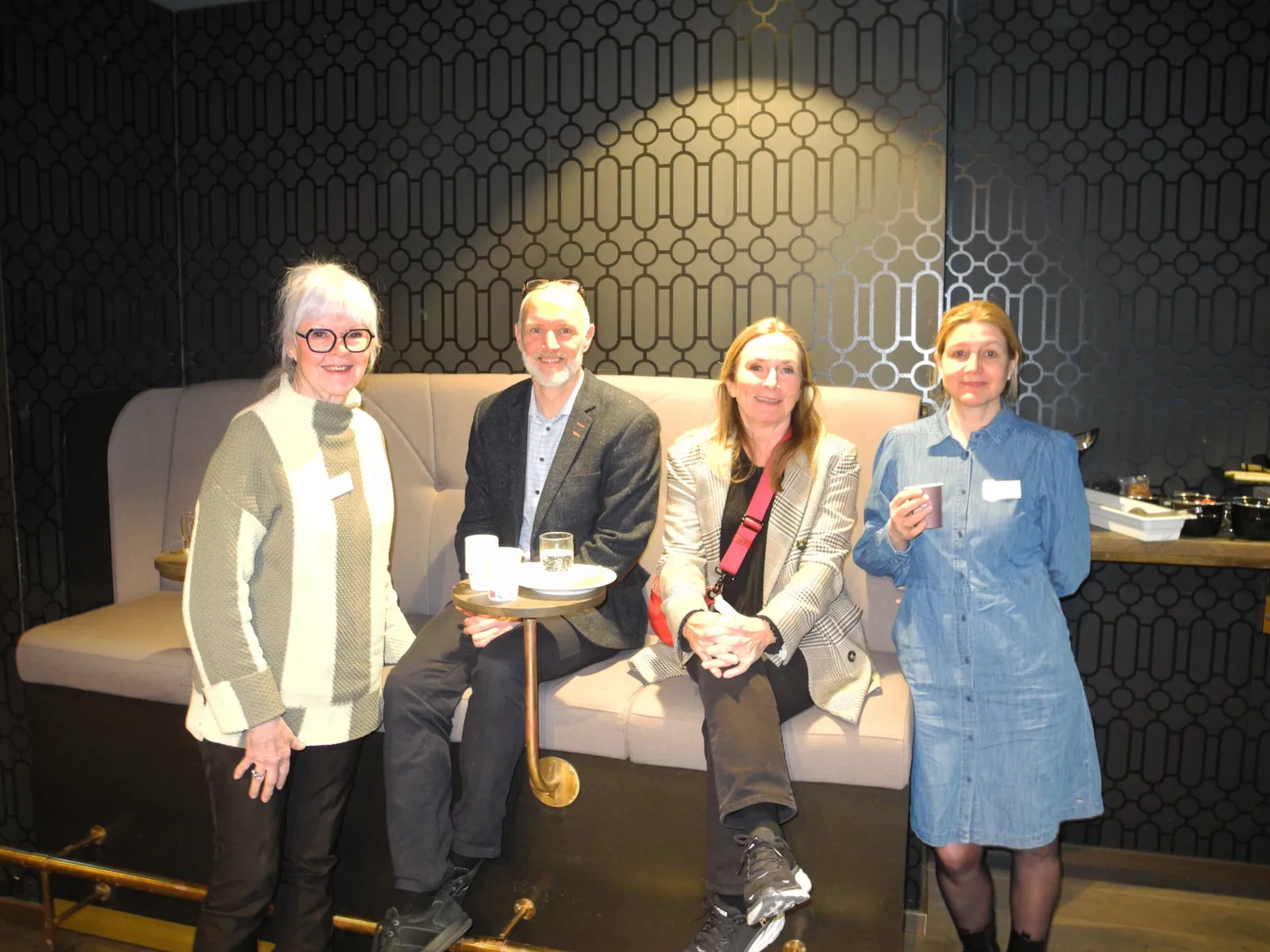 En gruppe mennesker som poserer for et bilde