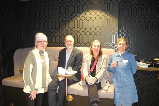 En gruppe mennesker som poserer for et bilde