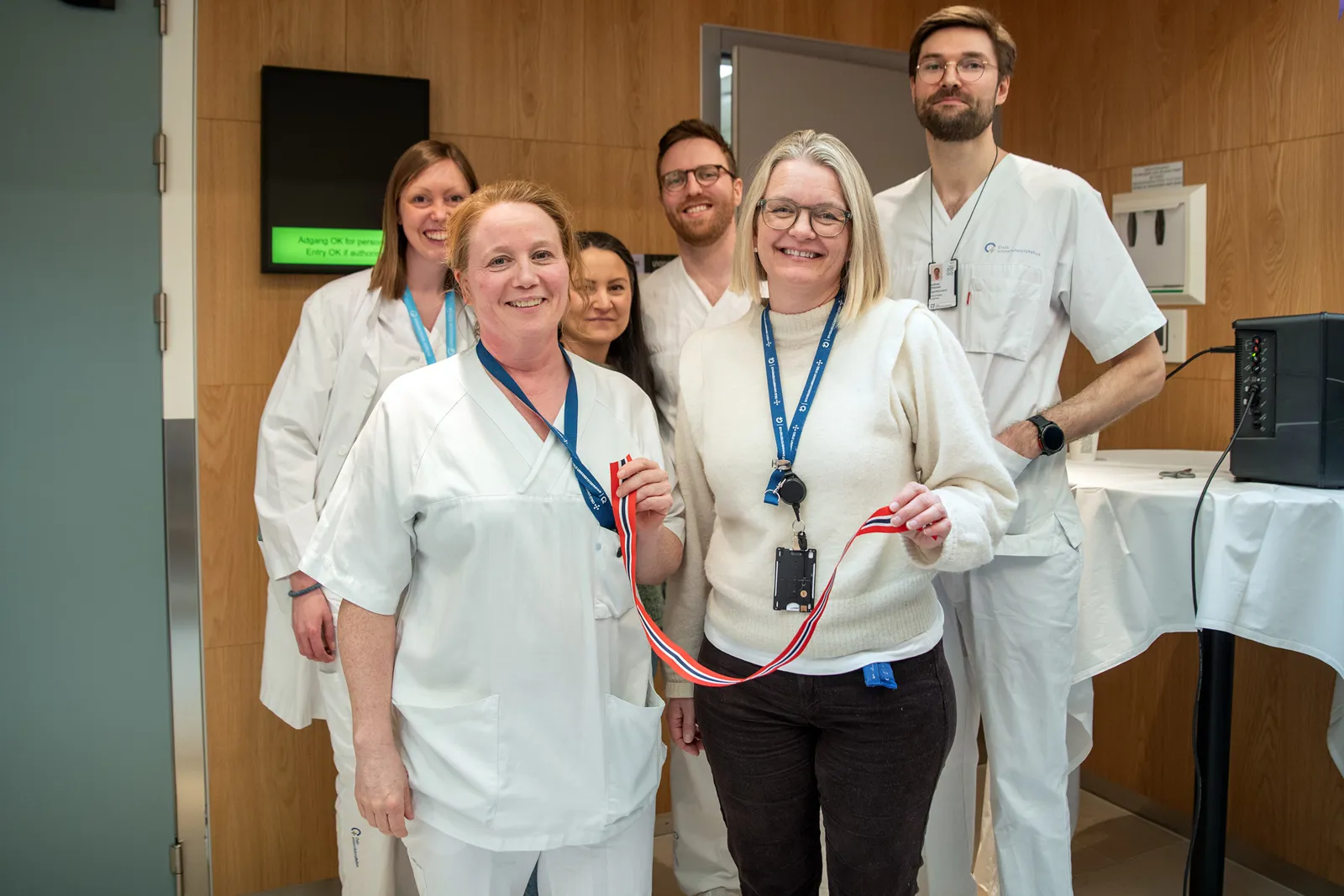 Maren Åsegg og Irene Berntsen med noen av de ansatte på Radiumhospitalet