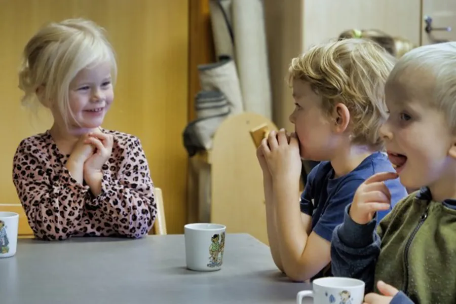 Barn rundt bord i barnehagen