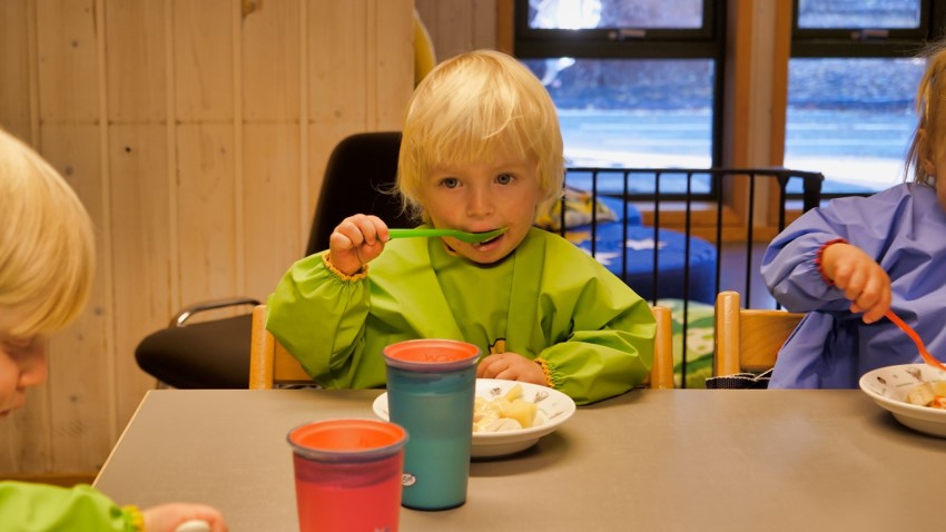 Barnehagebarn som spiser