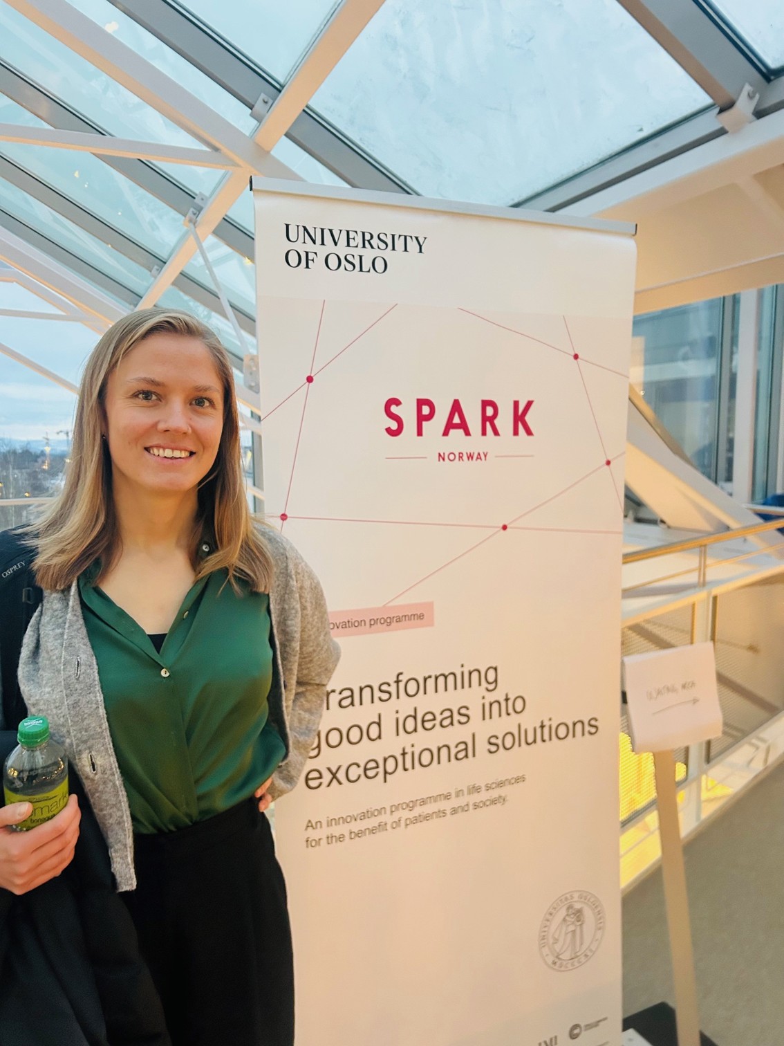 En kvinne som holder en vannflaske