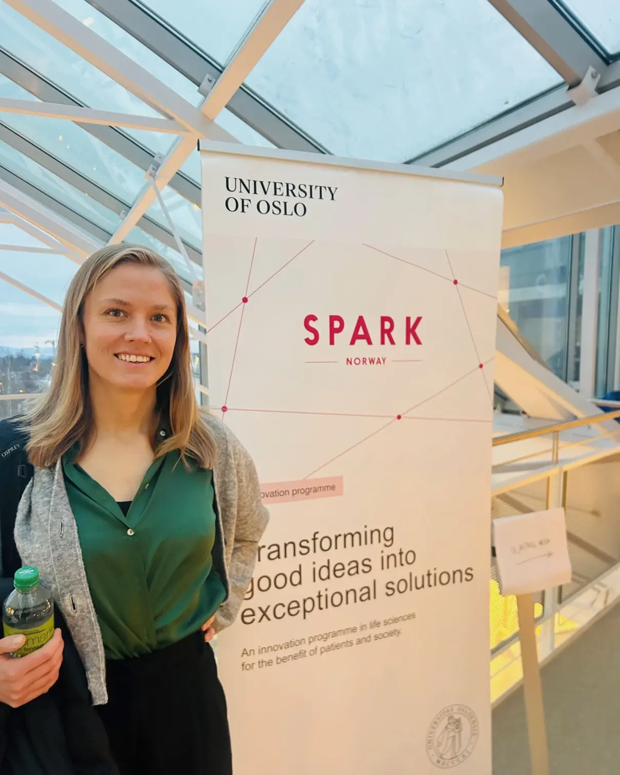 En kvinne som holder en vannflaske