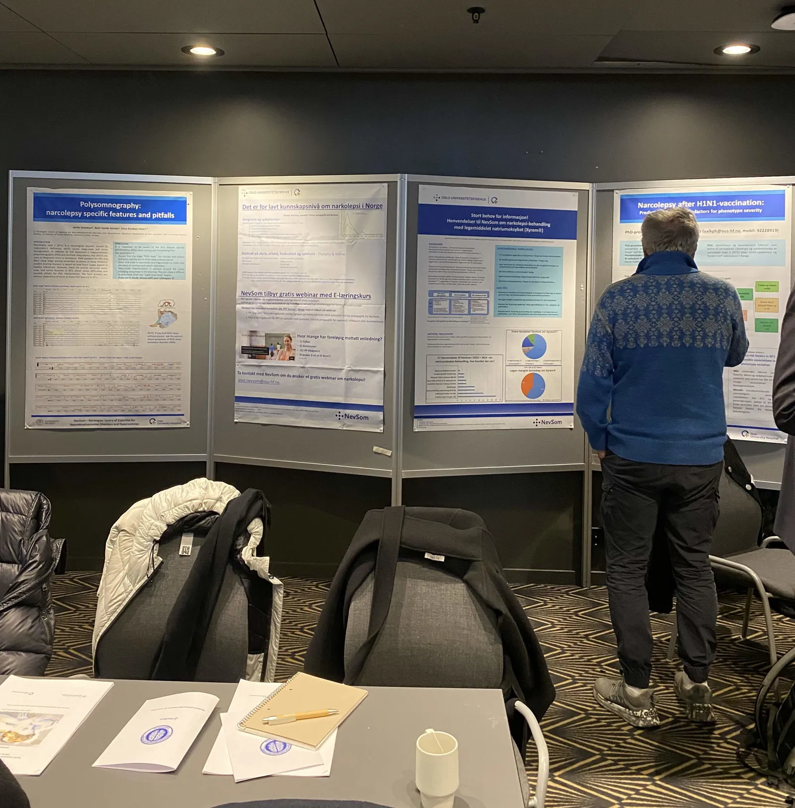 En person som står ved siden av en skjerm