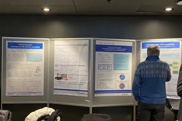 En person som står ved siden av en skjerm