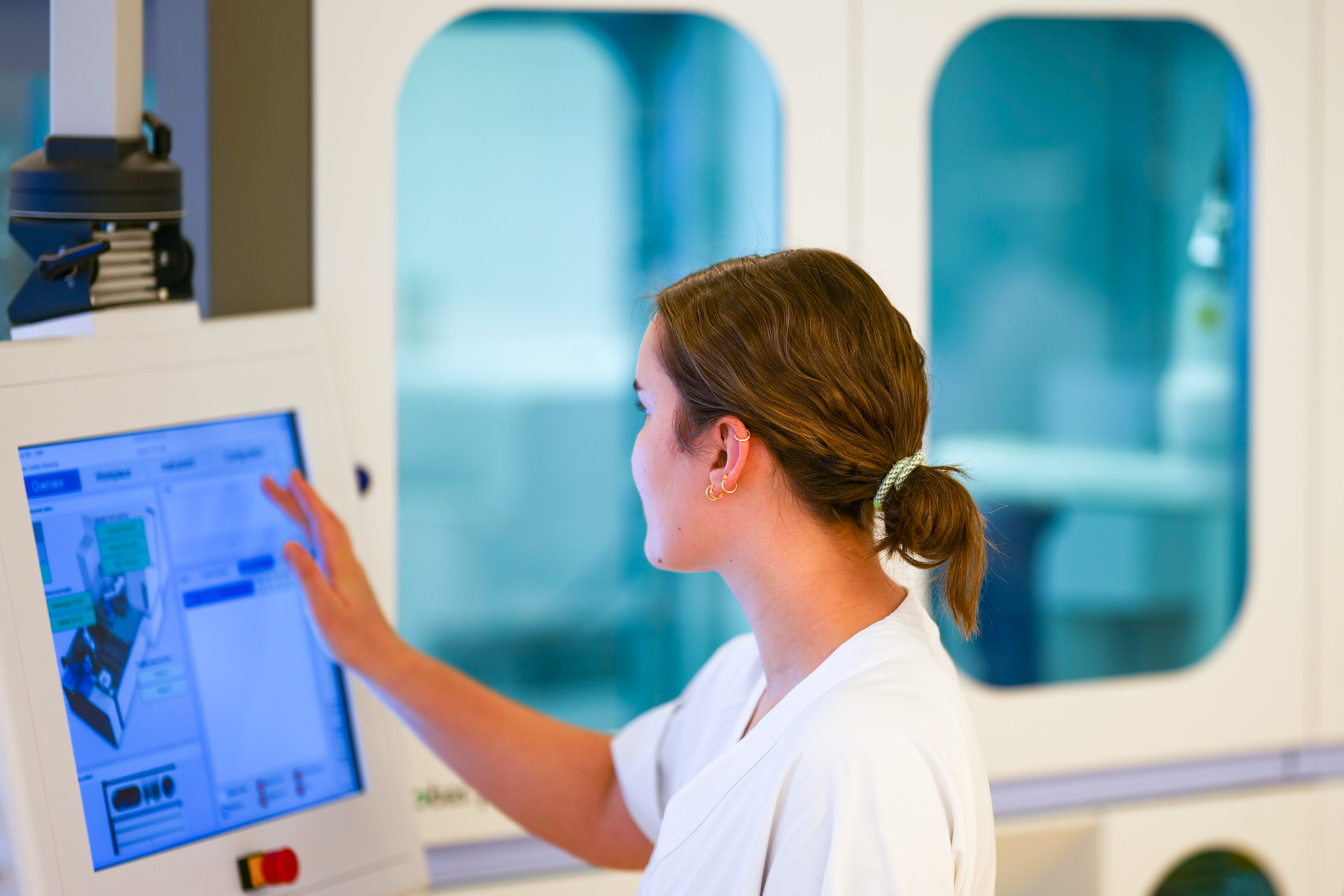 En person som ser på en dataskjerm