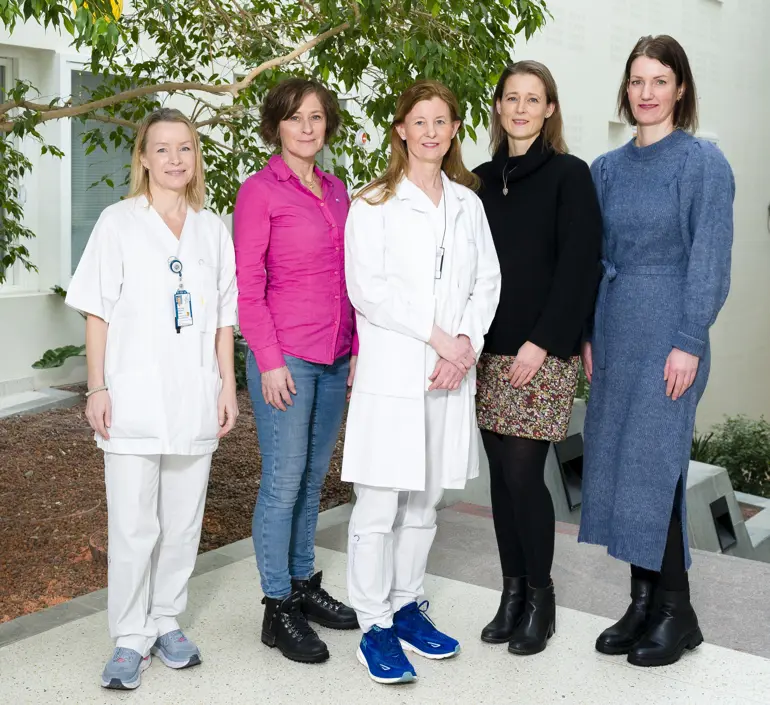 En gruppe kvinner som poserer for et bilde