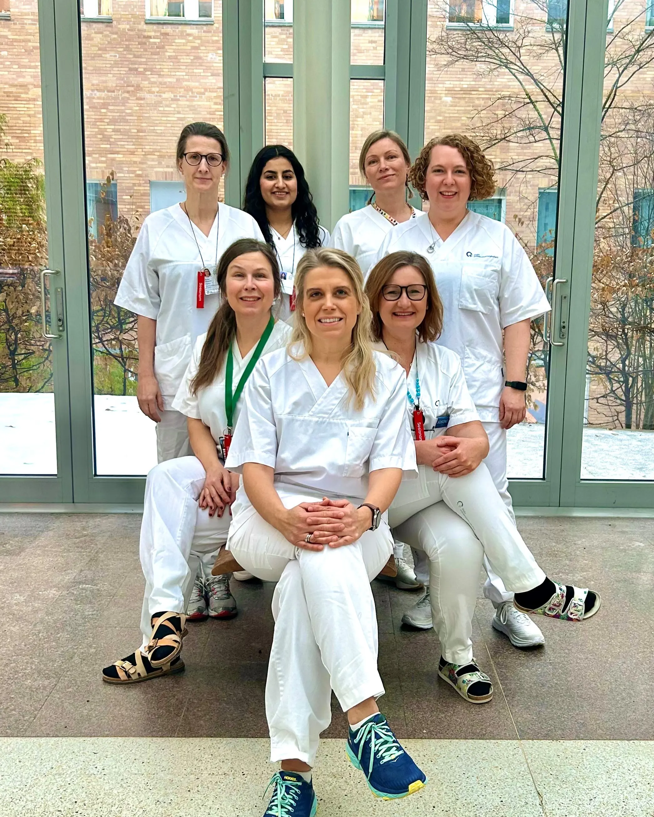 En gruppe mennesker som poserer for et bilde