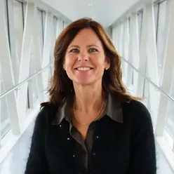 En kvinne som smiler foran en trapp