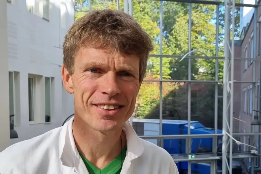 En mann som smiler til kameraet