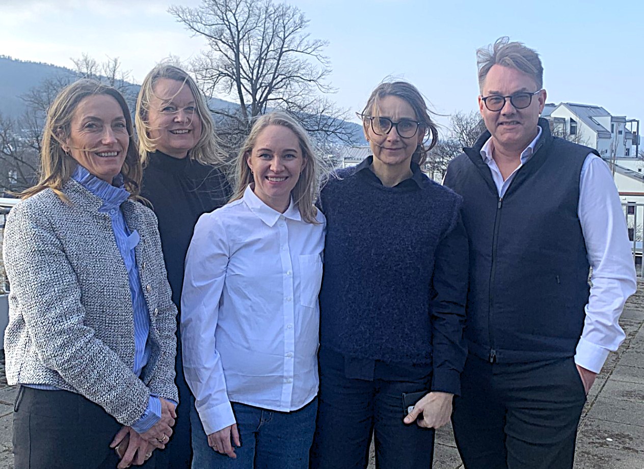 En gruppe mennesker som poserer for et bilde