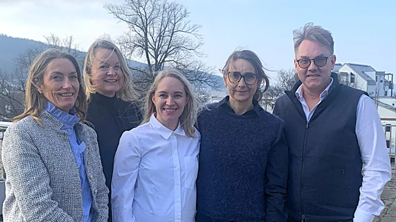 En gruppe mennesker som poserer for et bilde