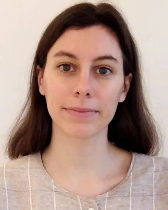 En kvinne med brunt hår