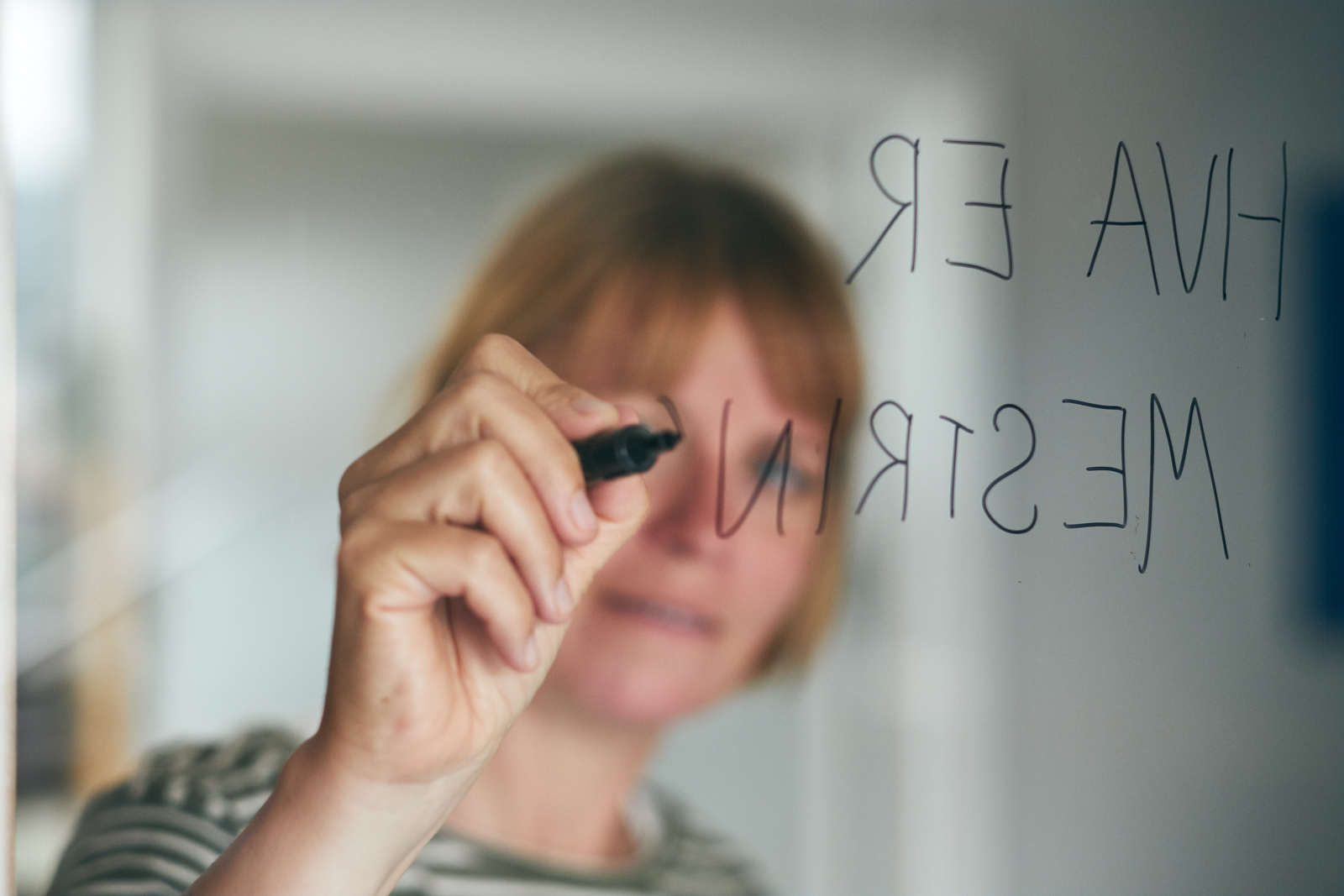 En person med bart og briller