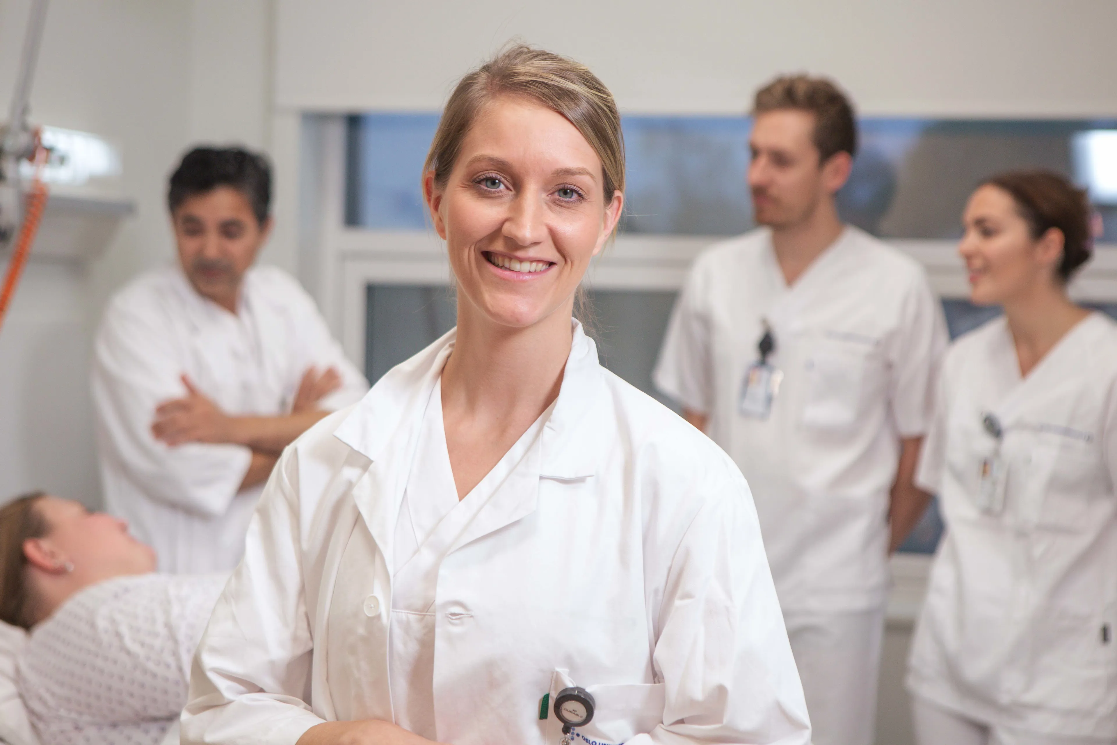 En gruppe mennesker i hvite laboratoriefrakker