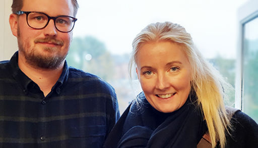 En mann og kvinne som poserer for et bilde