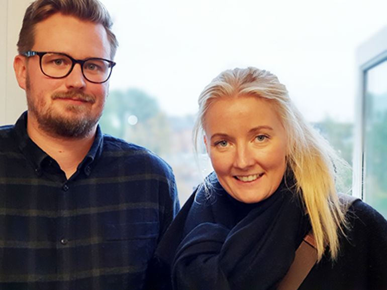 En mann og kvinne som poserer for et bilde