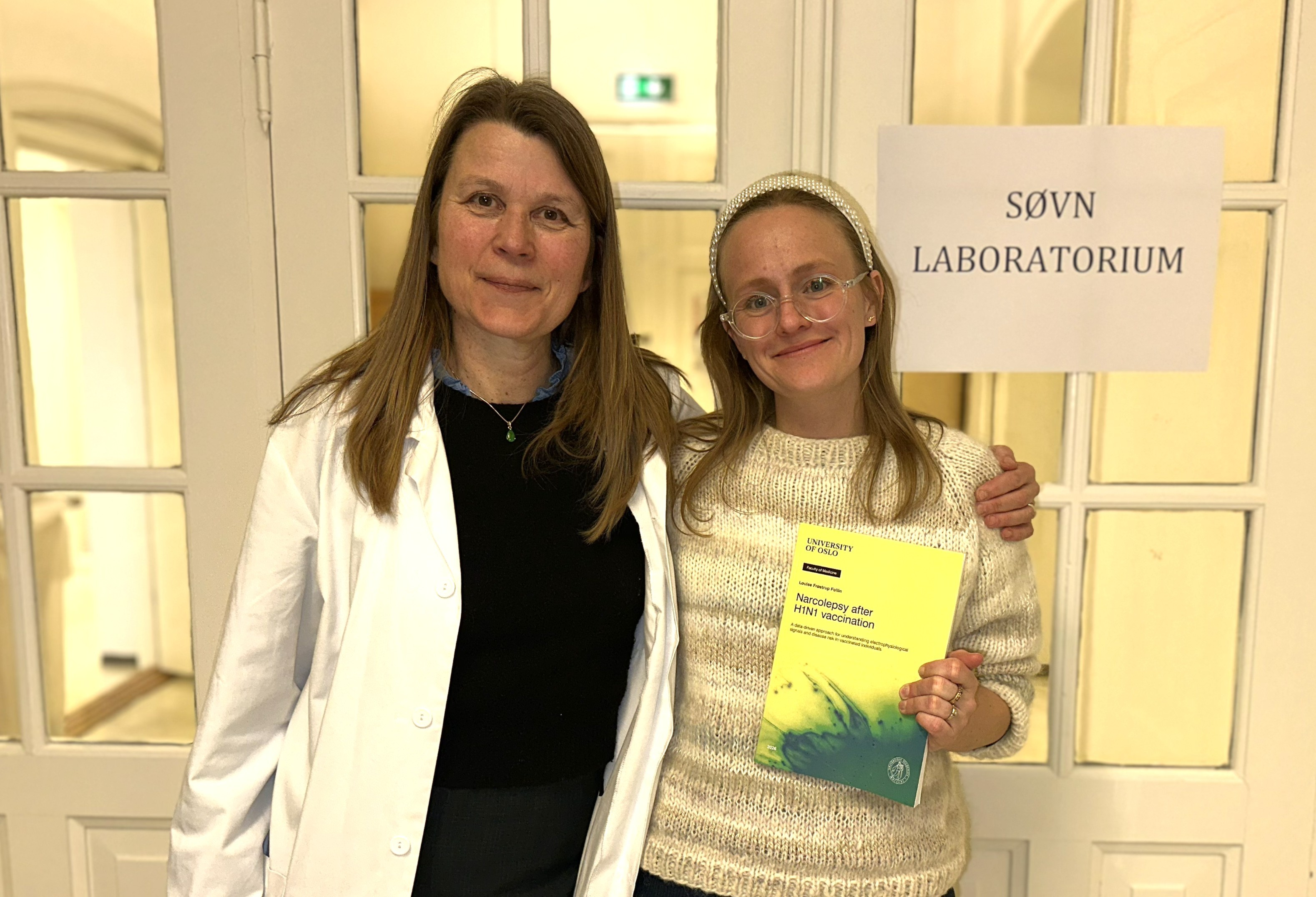 Stine og Louise med avhandlingen