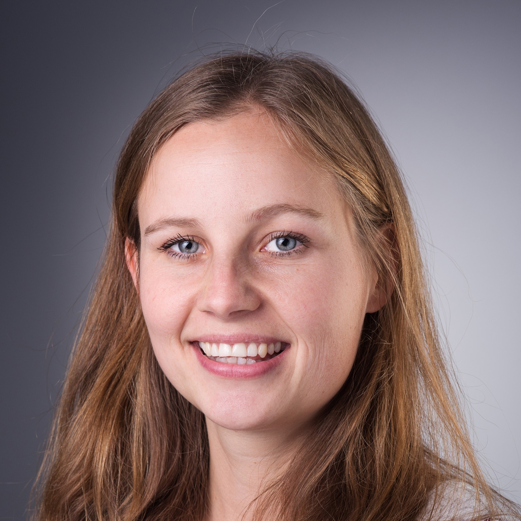 Et nærbilde av en kvinne som smiler