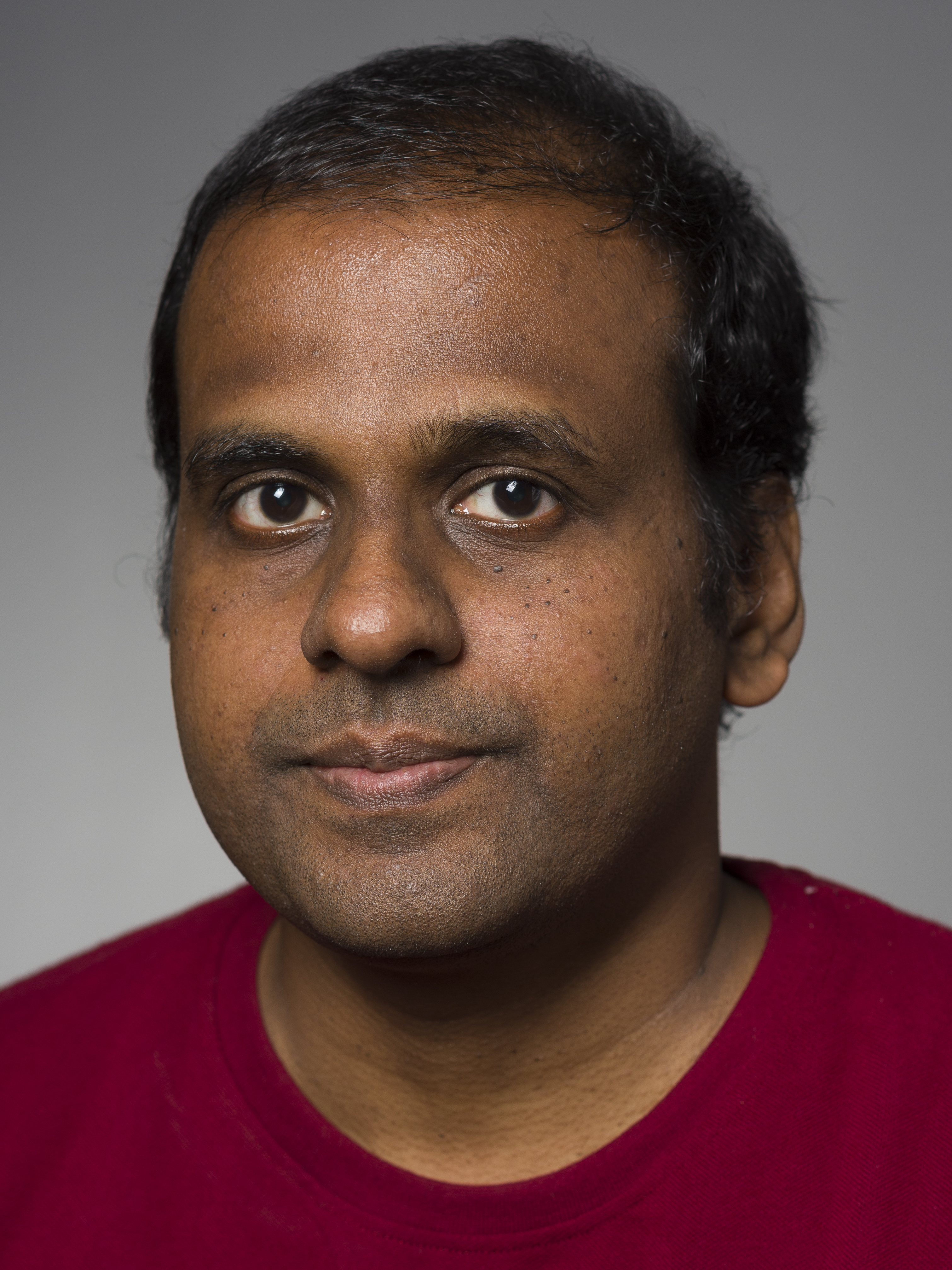 en mann med mørkt hår