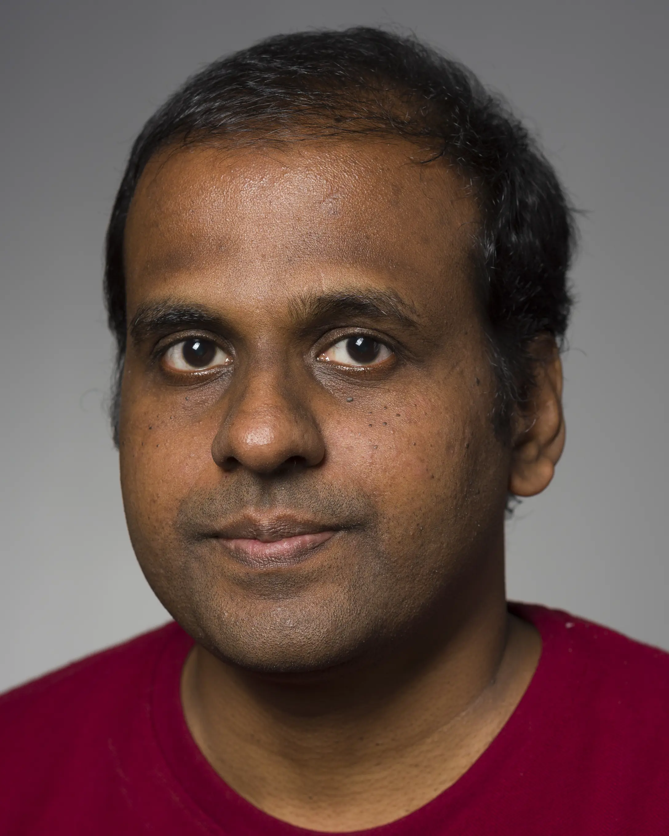 en mann med mørkt hår