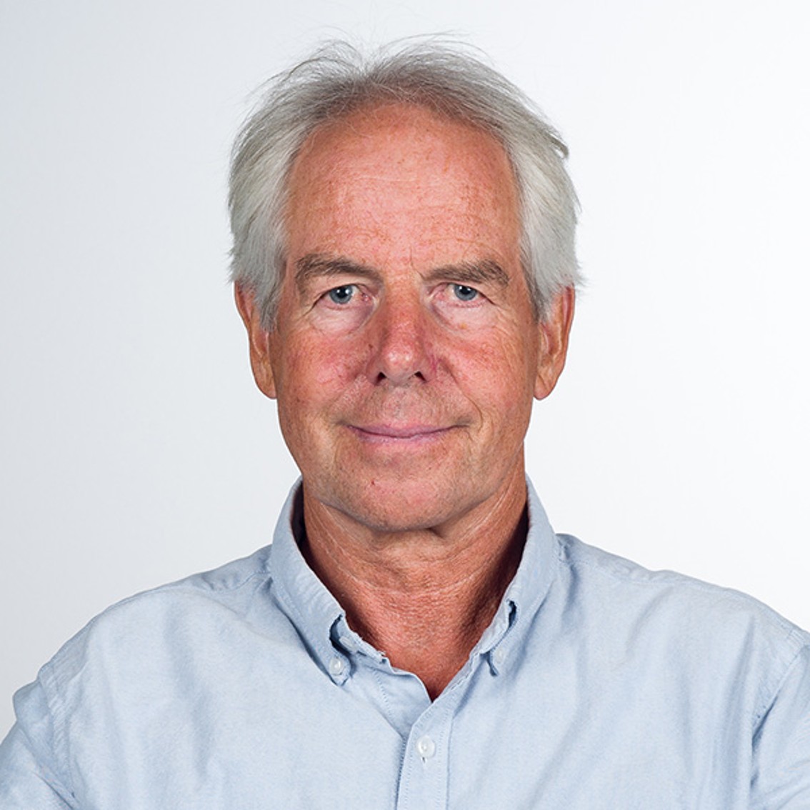 En mann med grått hår