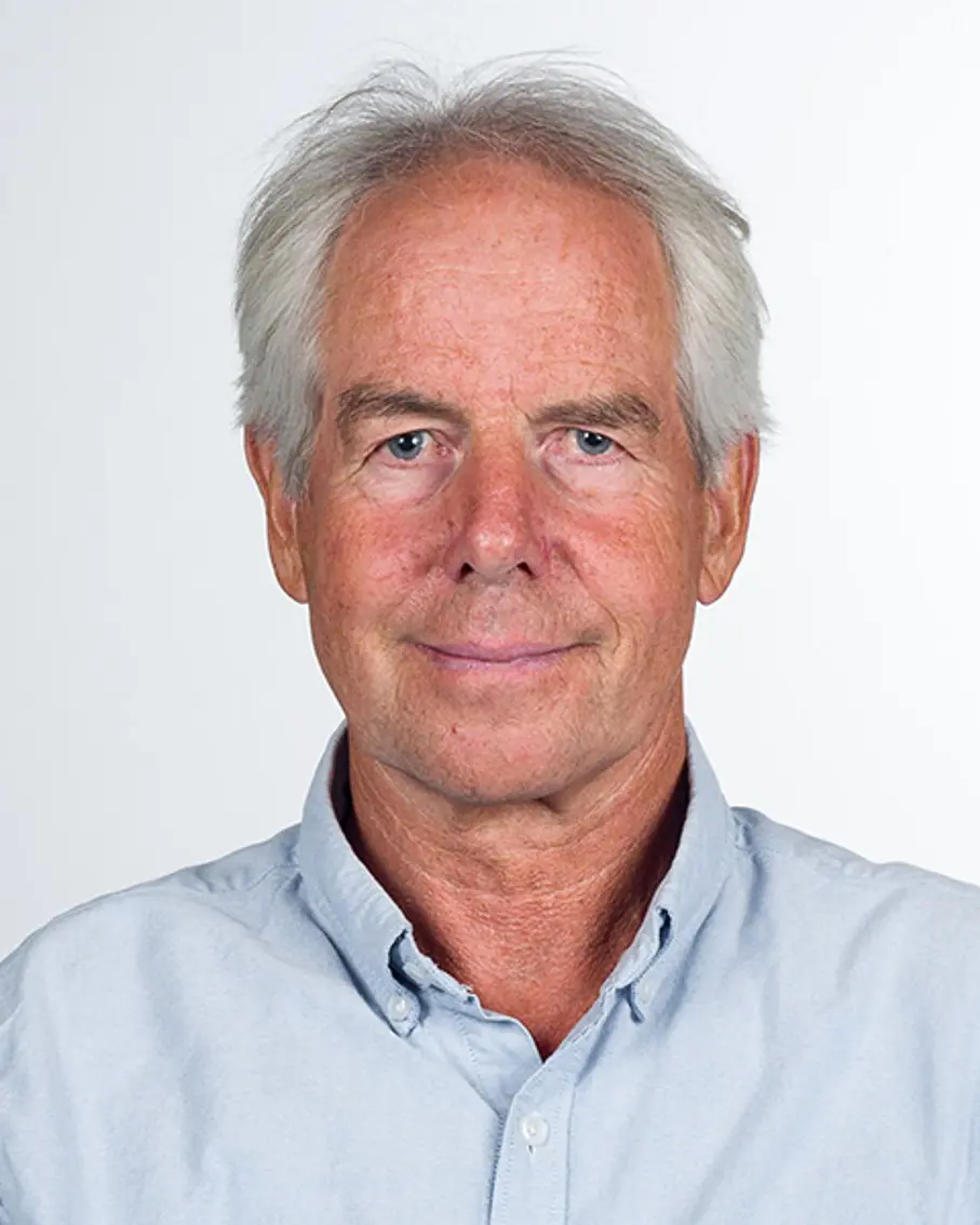 En mann med grått hår