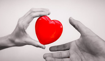 En person som holder en rød ball