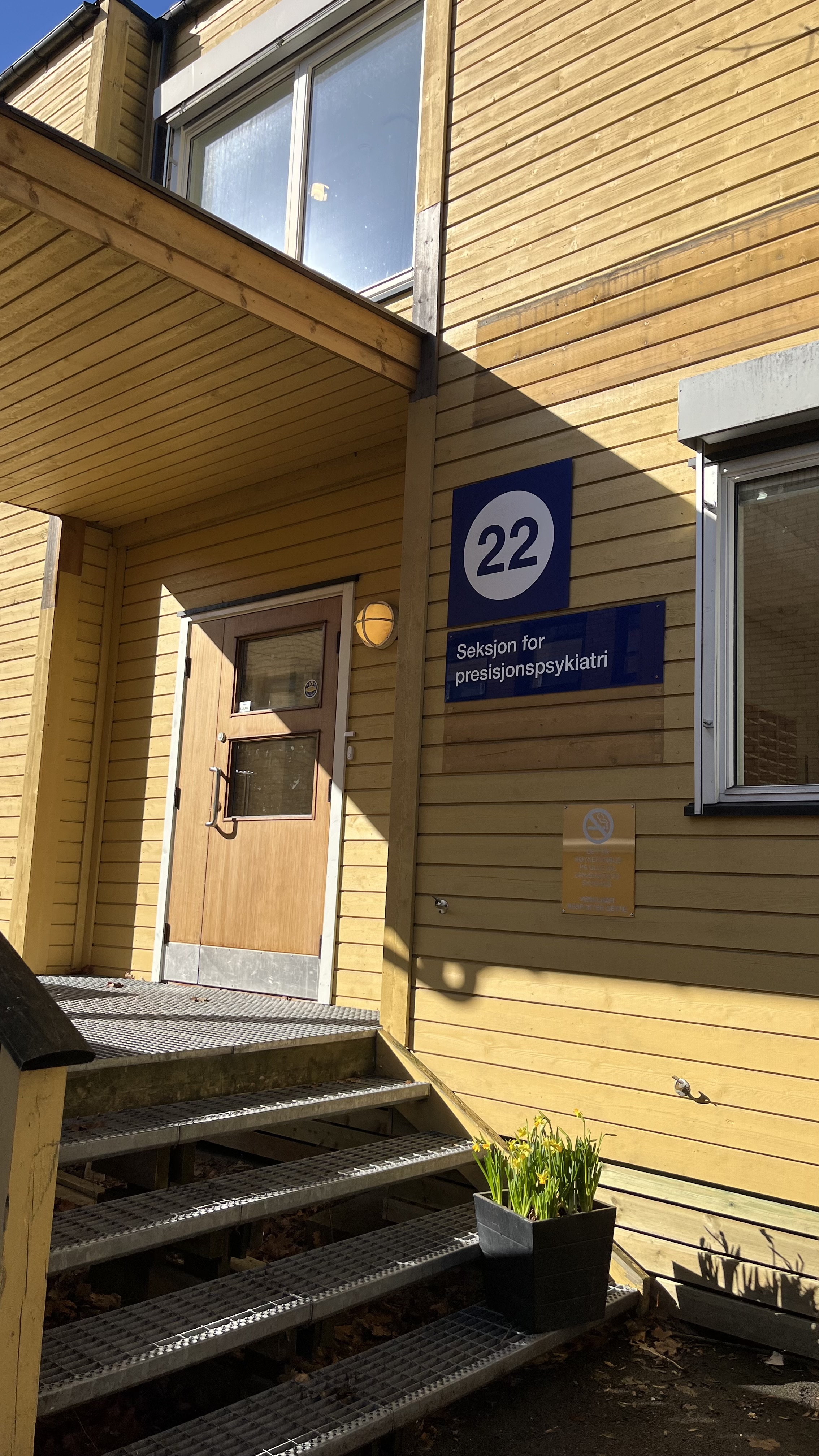 En trebygning med skilt på forsiden